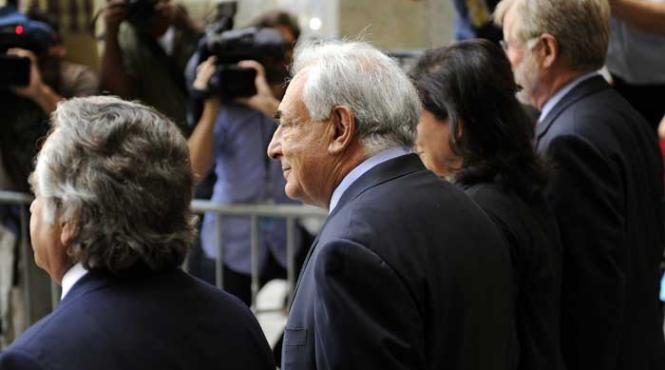 dsk nu vrea sa i dea nici un sfant cameristei