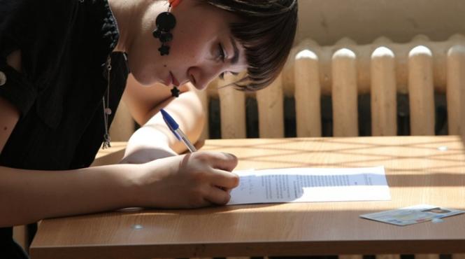 bac ul de toamna peste 60 000 de elevi au sustinut proba scrisa la limba si literatura romana vezi subiectele