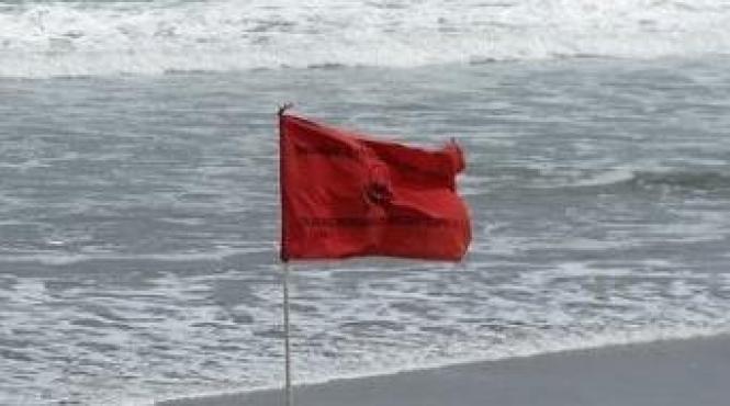 cod rosu la marea neagra turistii avertizati sa nu intre in apa