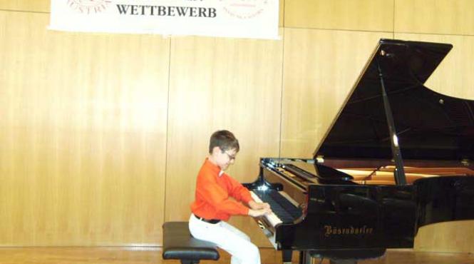 un baietel roman de 9 ani le a aratat austriecilor cum se interpreteaza un clasic vienez