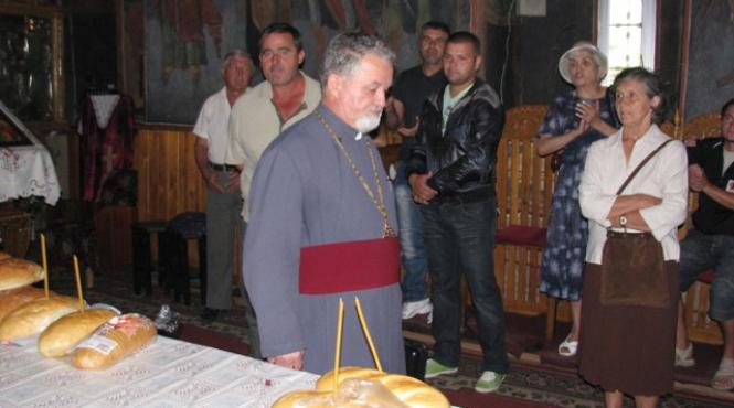 huiduieli in biserica impotriva preotului mars afara fiu al diavolului au strigat 400 de enoriasi din valcea