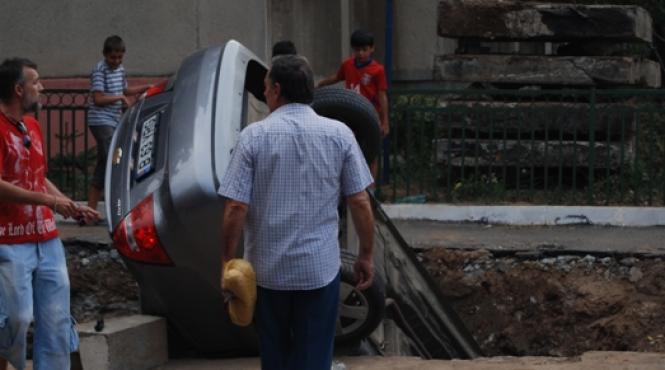accident uluitor in capitala masina inghitita de o gaura in asfalt