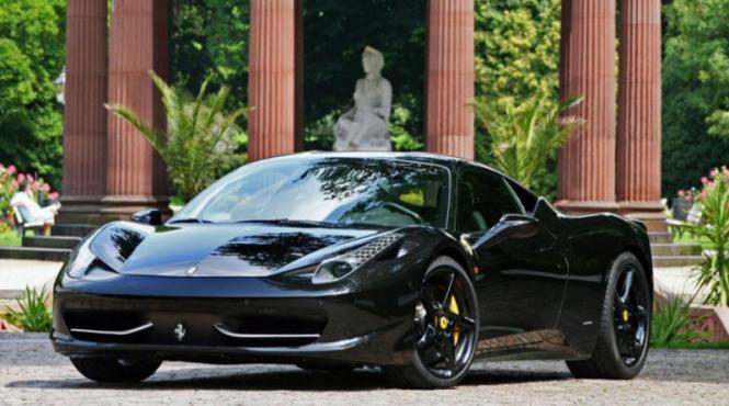 un ferrari negru de suparare