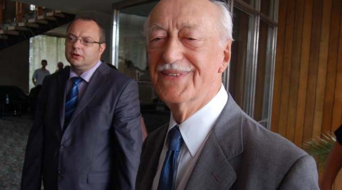 un medic si a daruit averea satului natal