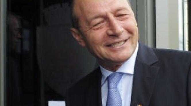 un presedinte sensibil traian basescu a plans si la scoala de vara a unpr seful statului vrea ca imnul sa fie intonat la inceputul orelor