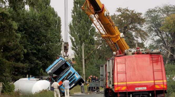 o cisterna incarcata cu butan s a rasturnat pe dn 68 15 gospodarii au fost evacuate