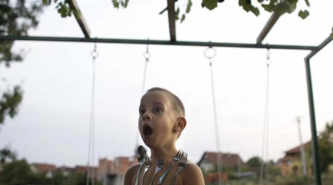 faceti cunostinta cu copiii magnet doi veri din serbia atrag obiectele metalice exista un precedent si in croatia video