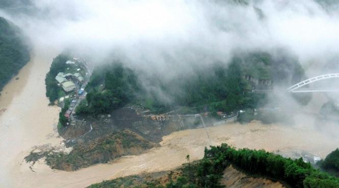 un taifun puternic ameninta japonia 14 000 de persoane au fost evacuate