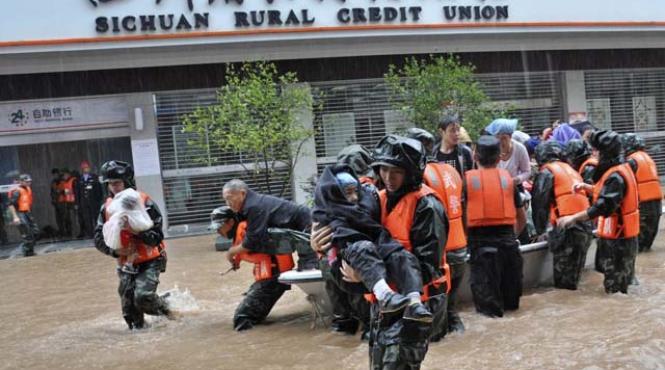 zeci de morti si peste un milion de persoane evacuate in urma inundatiilor din china