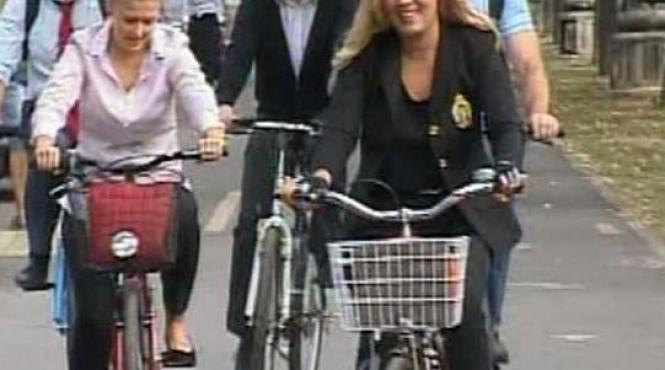 udrea pe bicicleta la minister faceti mi loc ca stiti ca trec peste voi