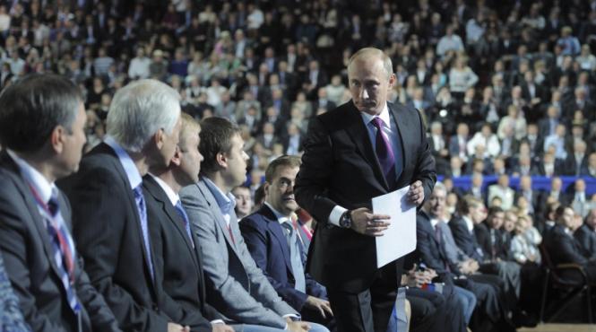 medvedev l a invitat pe putin sa candideze la alegerile prezidentiale din 2012