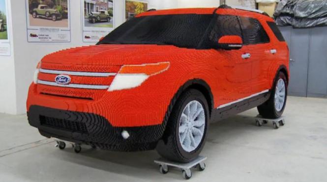 un ford explorer din lego