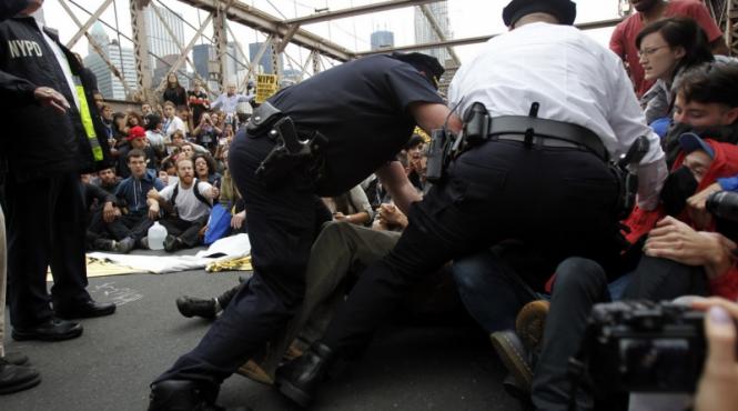 protestele din new york se amplifica politistii au arestat sute de manifestanti care au blocat podul brooklyn