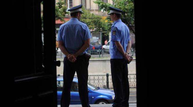 doi politisti au fost agresati in cartierul drumul taberei