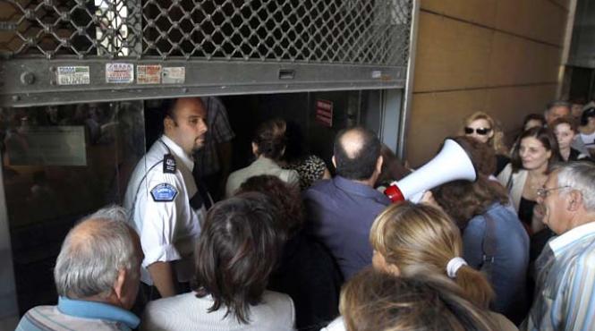 in grecia si militarii au trecut la proteste violente 300 de ofiteri au luat cu asalt ministerul apararii