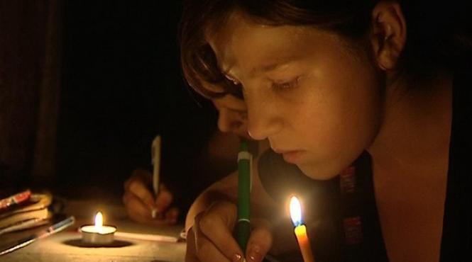 sapte frati din suceava isi fac temele la lumanare ca sa ajunga avocati si scriitori