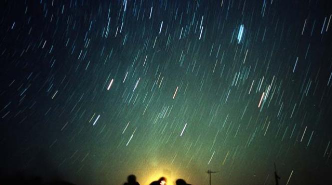 spectacol pe cer in aceasta noapte draconidele vazute perfect din romania curentul de meteoriti nu a mai fost vazut de 65 de ani