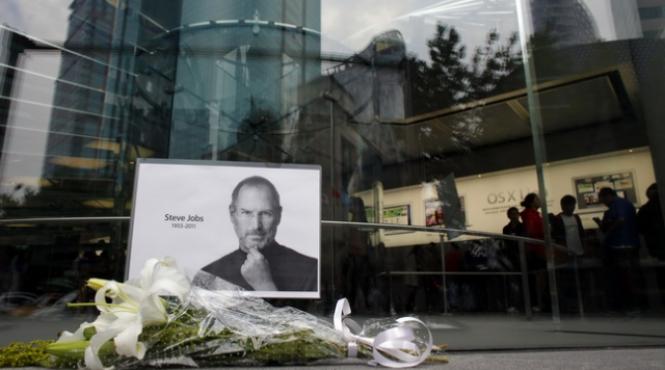 steve jobs a fost inmormantat in cadrul unei ceremonii private