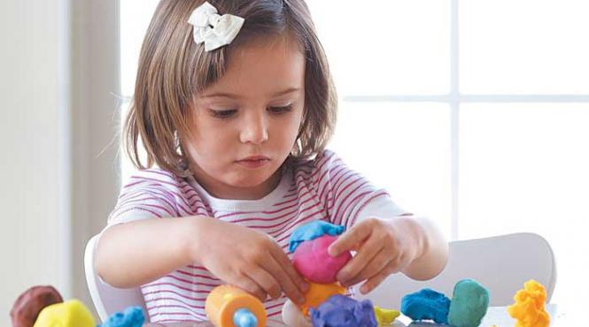 incurajeaza l pe micul artist