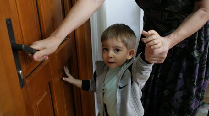 200 de copii prescolari s au imbolnavit la balan dupa ce au stat in frigidere frigul ar putea inchide scolile