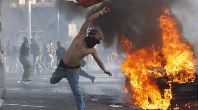 banci atacate si masini incendiate in centrul romei in timpul manifestatiei indignatilor