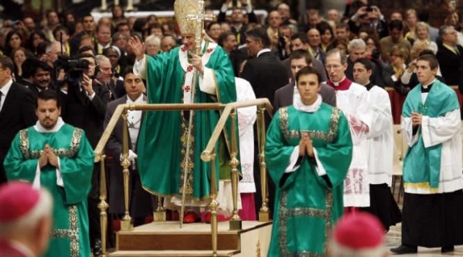 papa a oficiat liturghia duminicala cu ajutorul unei platforme mobile