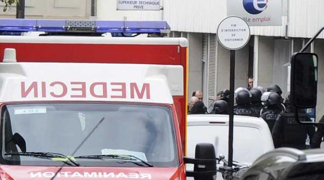 un somer a luat doi ostatici la paris