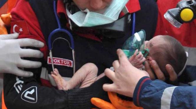 miracol in turcia un bebelus de doua saptamani salvat de sub daramaturi video