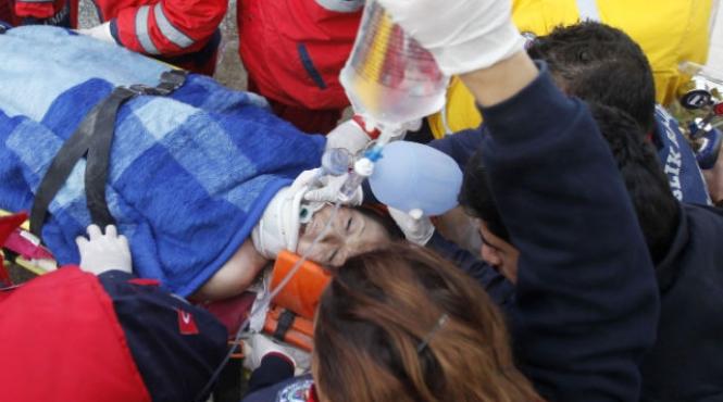 miracol in turcia trei supravietuitori ai seismului produs duminica scosi de sub ruine dupa 72 de ore video