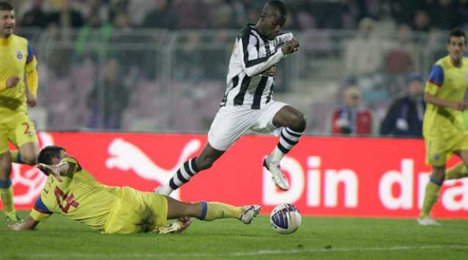 steaua e in coma detinatoarea trofeului a fost eliminata in optimile cupei romaniei de o echipa de liga secunda poli timisoara care a castigat cu 2 0