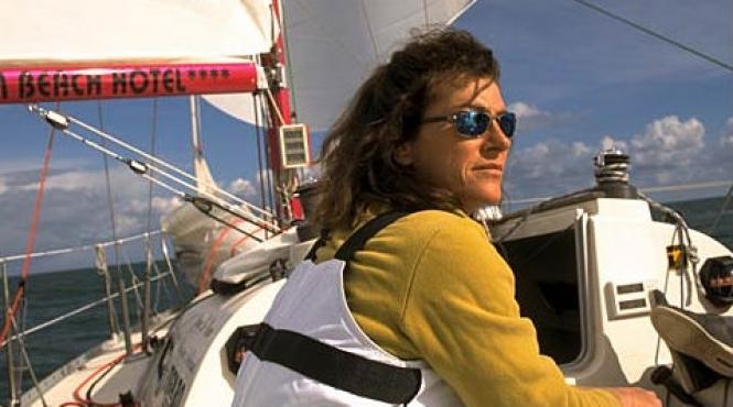 salvata de la inec in mijlocul marii datorita telefonului mobil