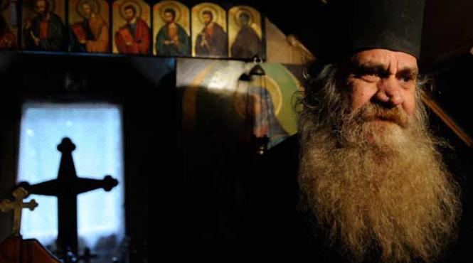 sihastru evacuat de autoritati de pe masivul postavarul