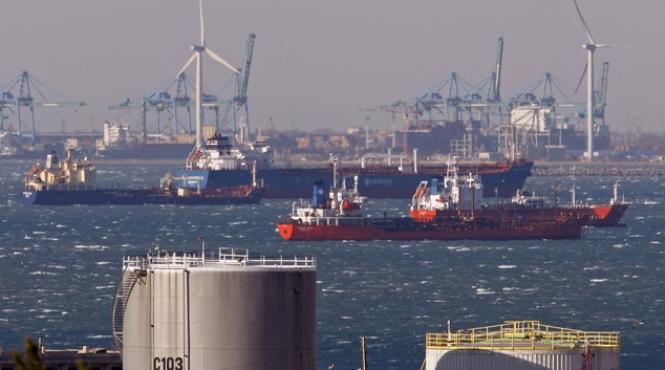 gigantii care conduc lumea din umbra afla cine sunt speculantii care controleaza pretul benzinei si al painii