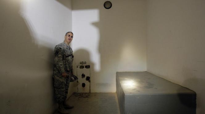 closetul din celula lui saddam hussein obiect de muzeu in statele unite