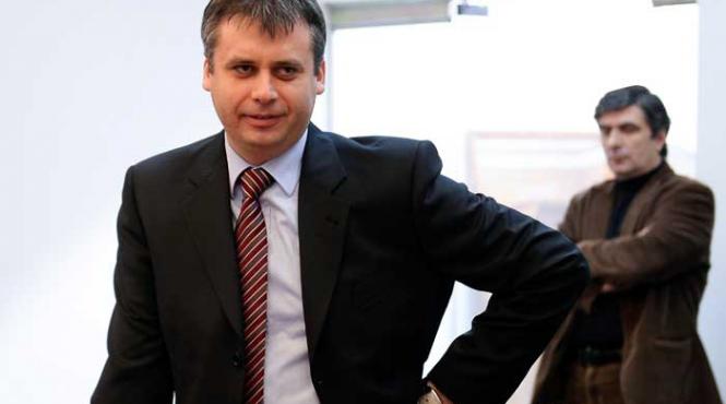 pdl istii il scot din schema pe adrian crit seful ratb oprescu anunta ca va ataca decizia in instanta