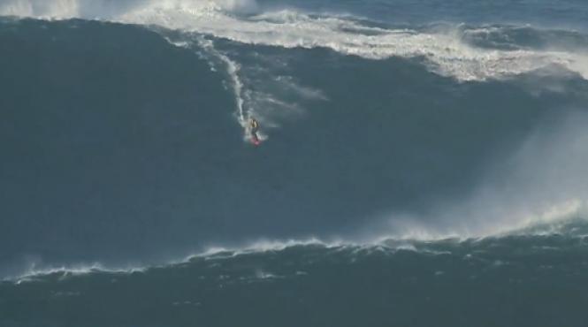 record un surfer a calarit un val de aproape 30 de metri video spectaculos