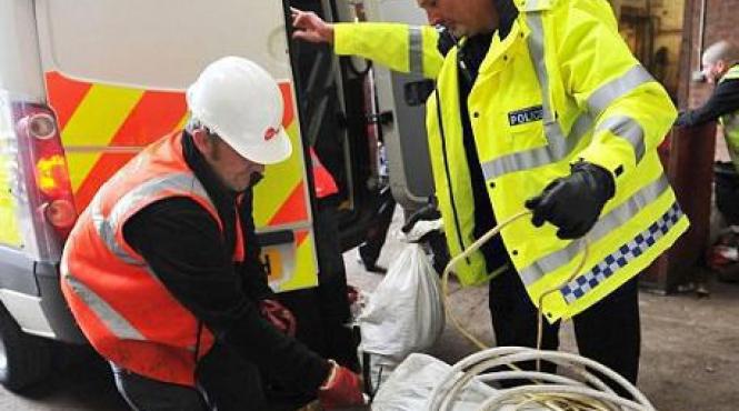 au inlocuit cersetoria cu furtul de metale bandele de romani pagubesc statul britanic cu sute de milioane lire sterline pe an