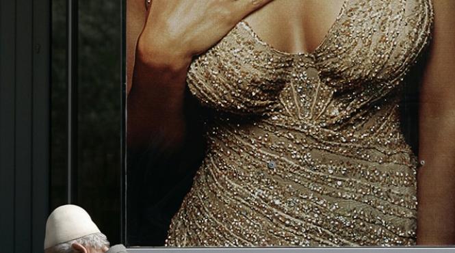 degeaba ai decolteul adanc tot o proasta pari