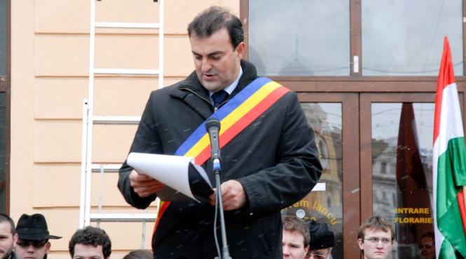 primarul clujului ar fi primit cate 4000 euro spaga de la vanzatorii de pepeni pentru a le acorda locuri de desfacere a marfii