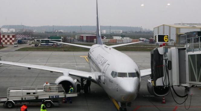 aterizare de urgenta pe otopeni un pasager american a facut infarct