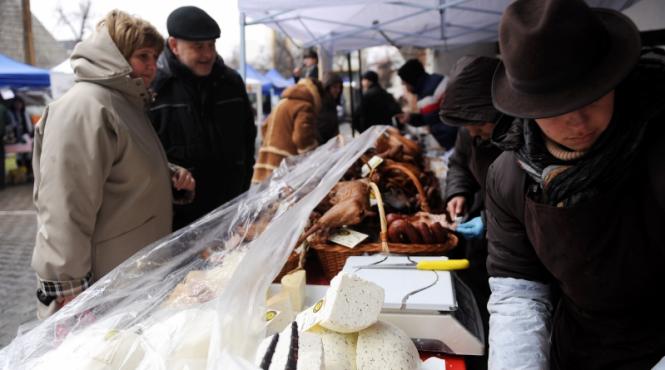 branza muraturi mezeluri cozonaci in piata taraneasca de la muzeul taranului roman