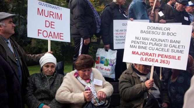 pensionarii protesteaza in fata guvernului nu ne luati dreptul la viata