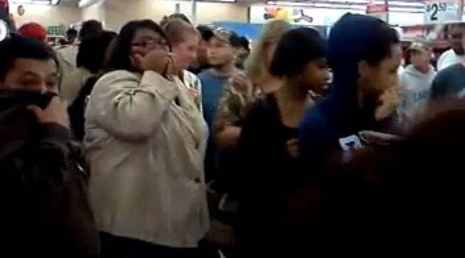 americanii mai agresivi decat romanii la vanatoarea ofertelor din magazine se ataca cu spray lacrimogen video