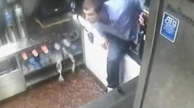 cu foamea nu i de joaca a spart un restaurant ca sa si faca de mancare video