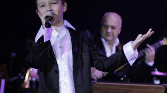 un baiat de 11 ani din iasi a castigat finala unui concurs de canto din italia video