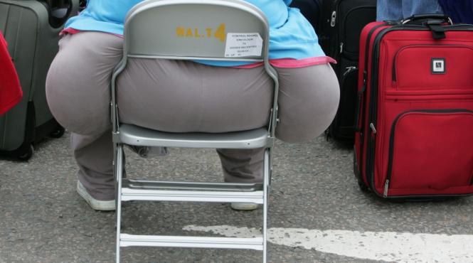 a stat 7 ore in picioare in avion pentru ca vecinul de scaun era prea gras