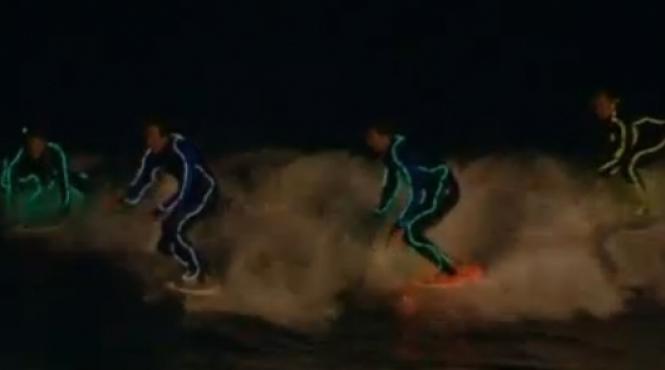 australienii au deschis sezonul de surfing pe timp de noapte video