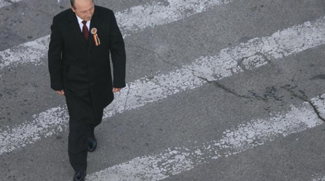 basescu huiduit la parada militara organizata la arcul de triumf