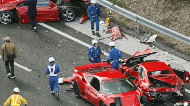 video un lamborghini trei mercedesuri si opt bolizi ferrari s au facut praf intr un accident in lant din japonia
