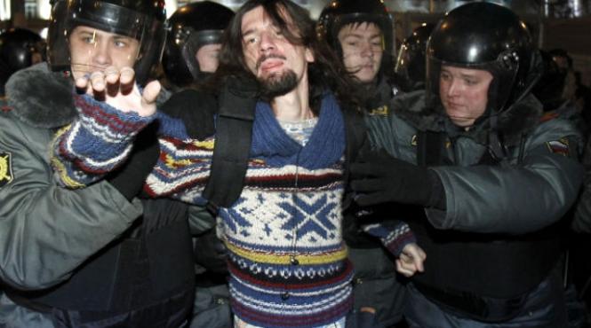 proteste violente la moscova sute de arestari in randurile contestatarilor victoriei partidului condus de putin video